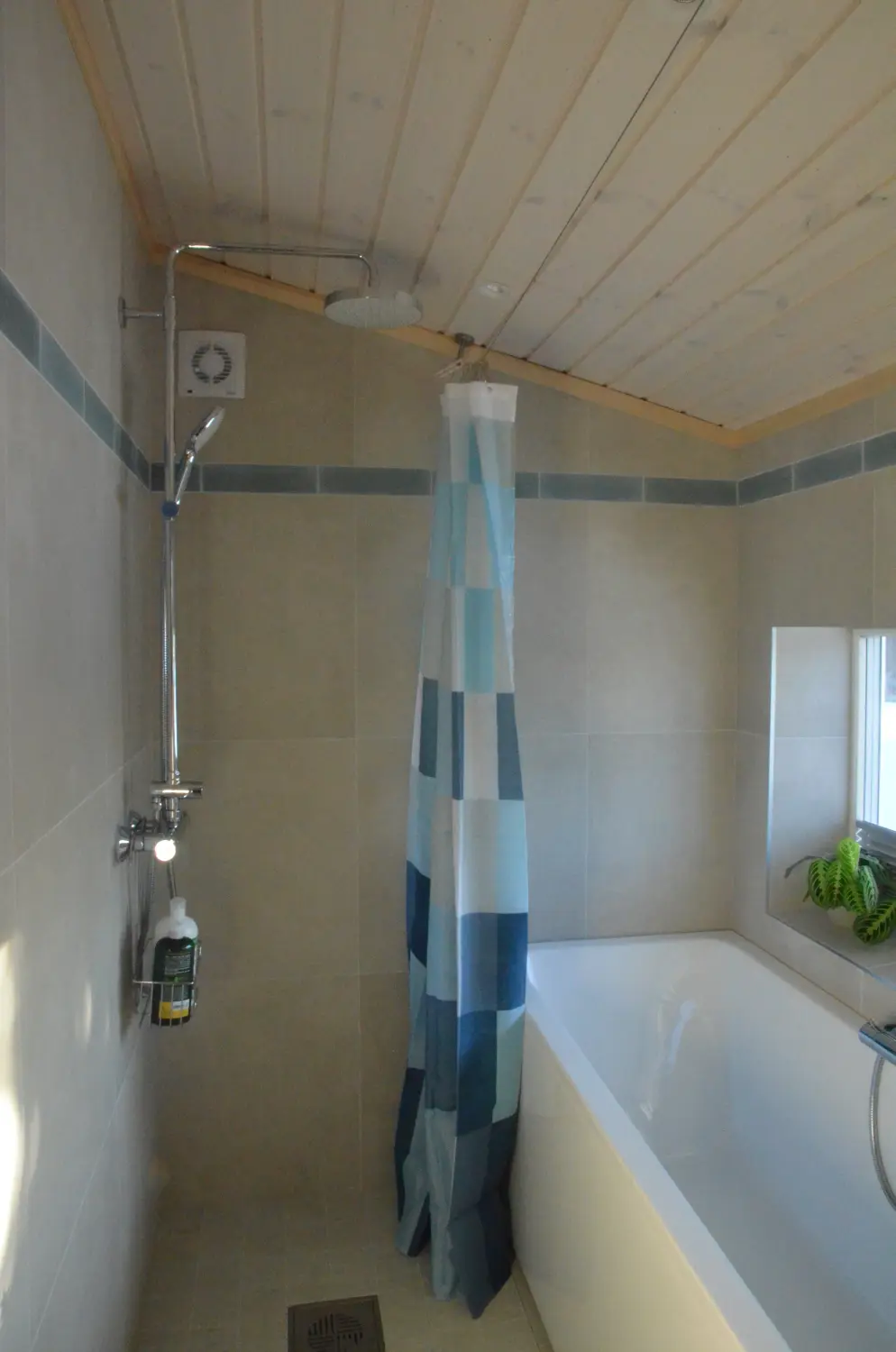 Waschbecken von Ferienhaus in Sjusjøen bei Lillehammer im Sommer