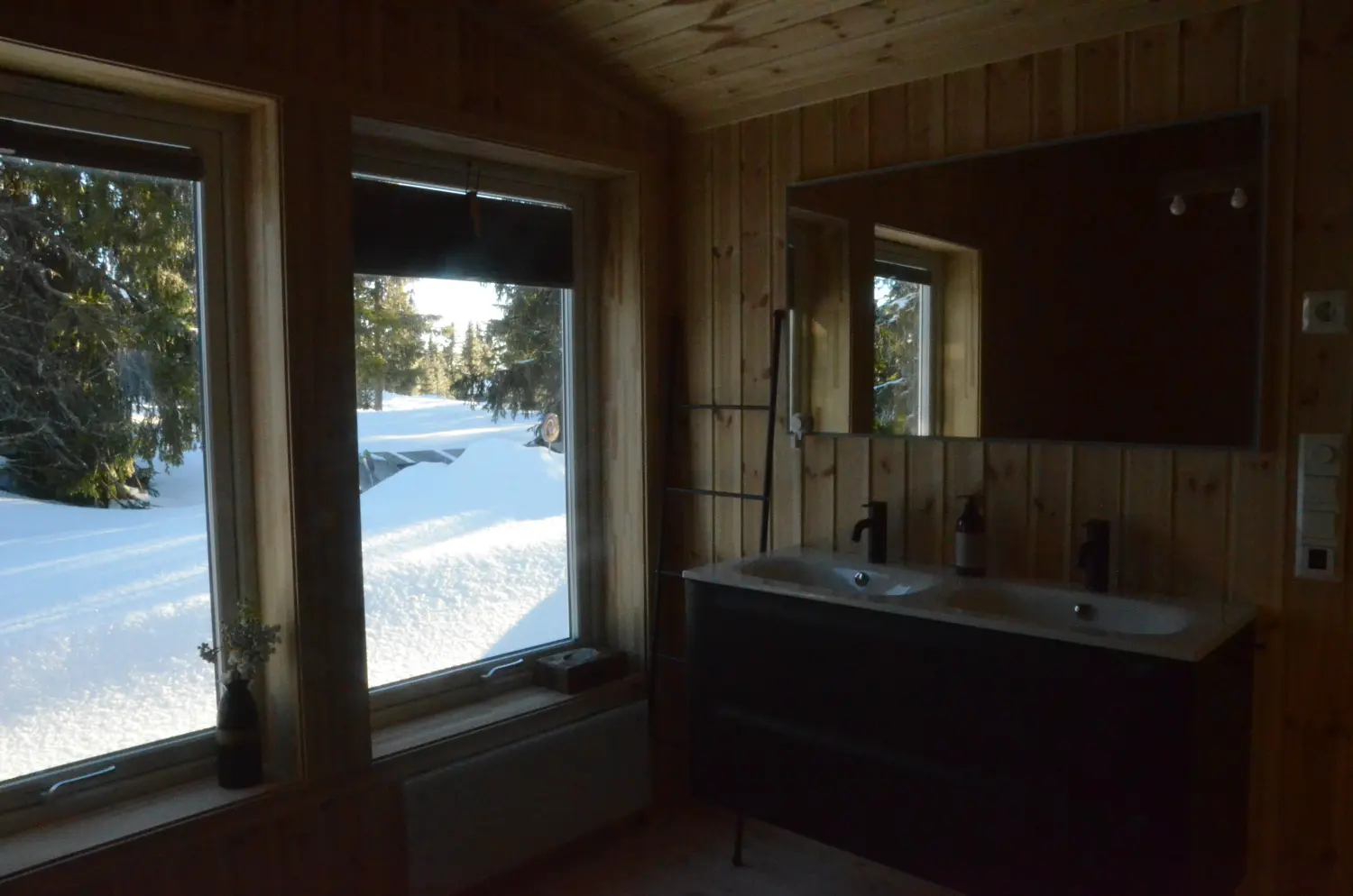 Waschbecken von Ferienhaus in Sjusjøen bei Lillehammer im Sommer