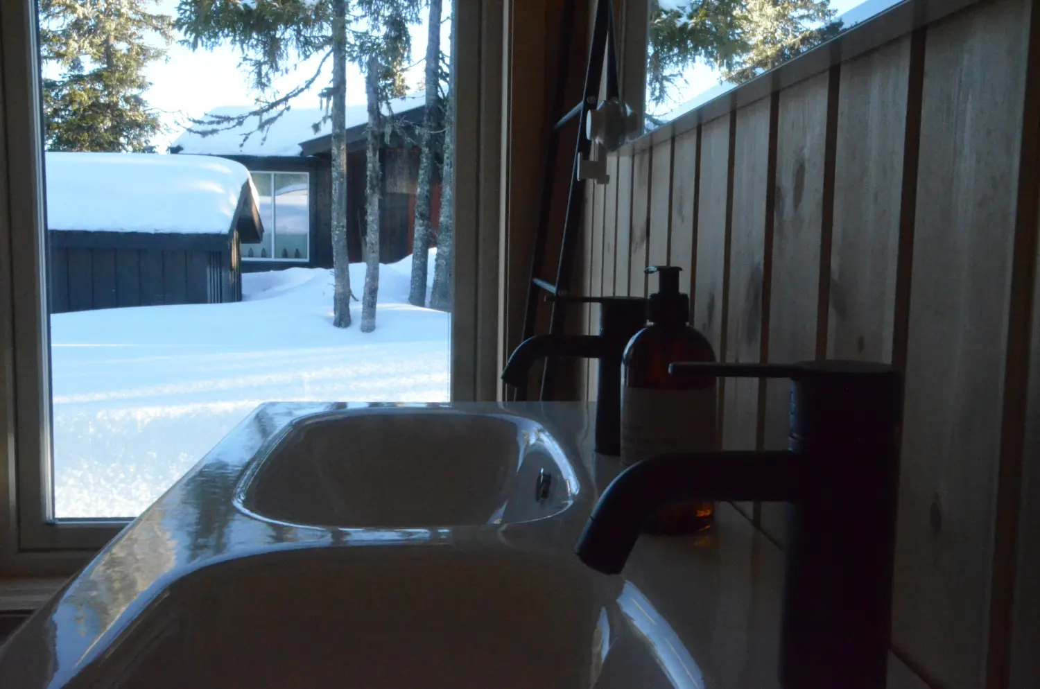 Waschbecken von Ferienhaus in Sjusjøen bei Lillehammer im Sommer