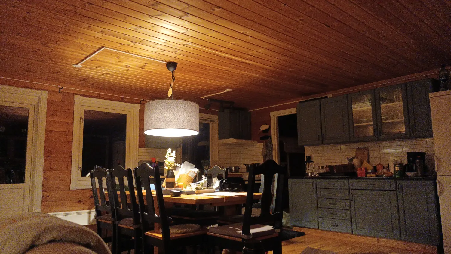 Essbereich am Ferienhaus in Sjusjøen bei Lillehammer im Sommer